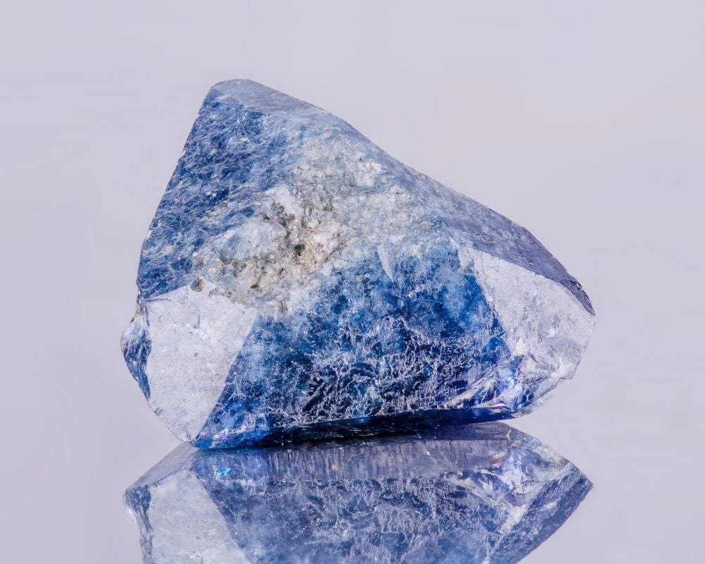 Bénitoïte cristal bleu saphir brut - histoire de la découverte en 1907 en Californie