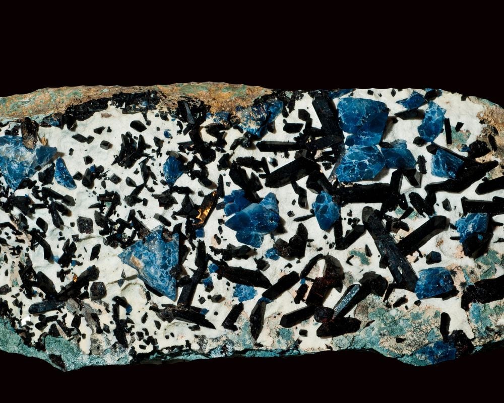 Bénitoïte brute cristallisée - origine unique comté San Benito Californie, fluorescence bleue UV