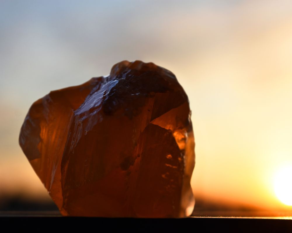 Cristal de calcite rouge brut - histoire minéralogique, rhomboédrique, oxydes de fer naturels
