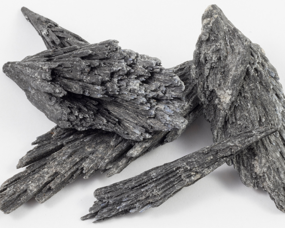 Cristaux de cyanite noire triclinique noir graphite - histoire minéralogique et propriété anisotrope unique