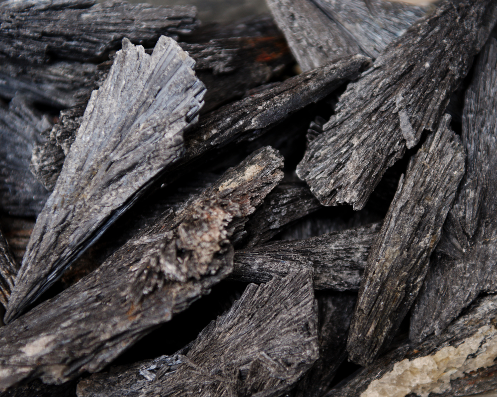 Cyanite noire cristalline du Brésil Minas Gerais - gisement africain kényan et structure triclinique anisotrope