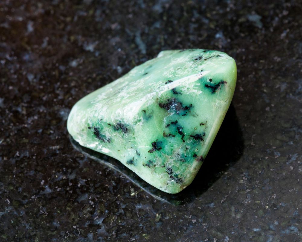 Grenat tsavorite brut - origine géologique grossulaire chromifère vanadifère Merelani Hills