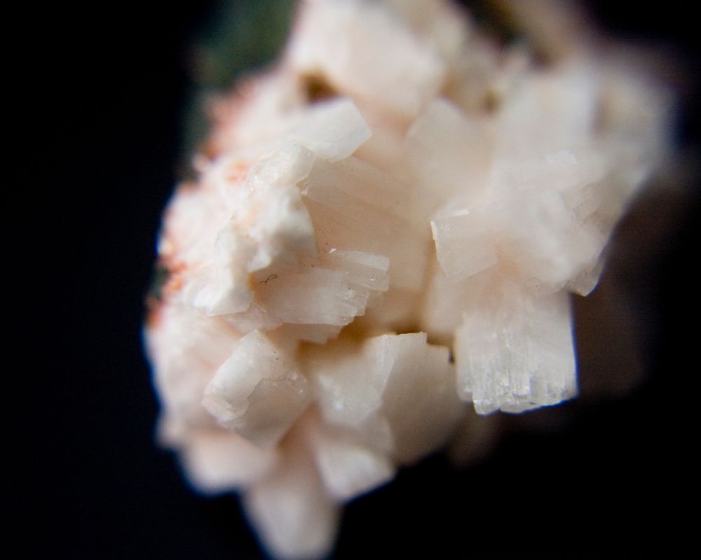 Heulandite rose pêche cristaux monocliniques - histoire minéralogique Henry Heuland et tradition zéolite