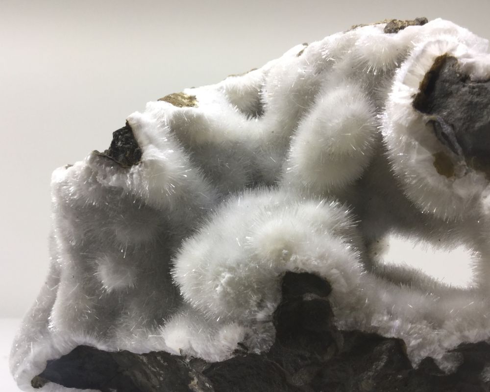 Gisement de natrolite en Inde - Cristaux de zéolite sodique au cœur du basalte volcanique ancien