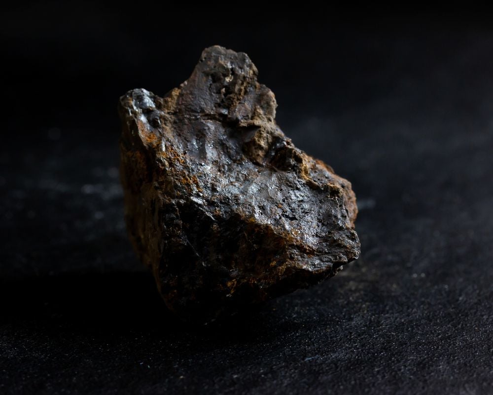 Pyrolusite brute noire : histoire du minéral de manganèse