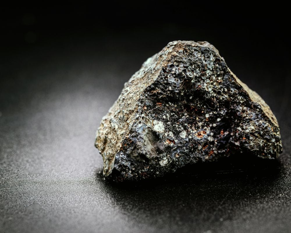 Pyrolusite cristalline tétragonale : gisements du Brésil et Inde