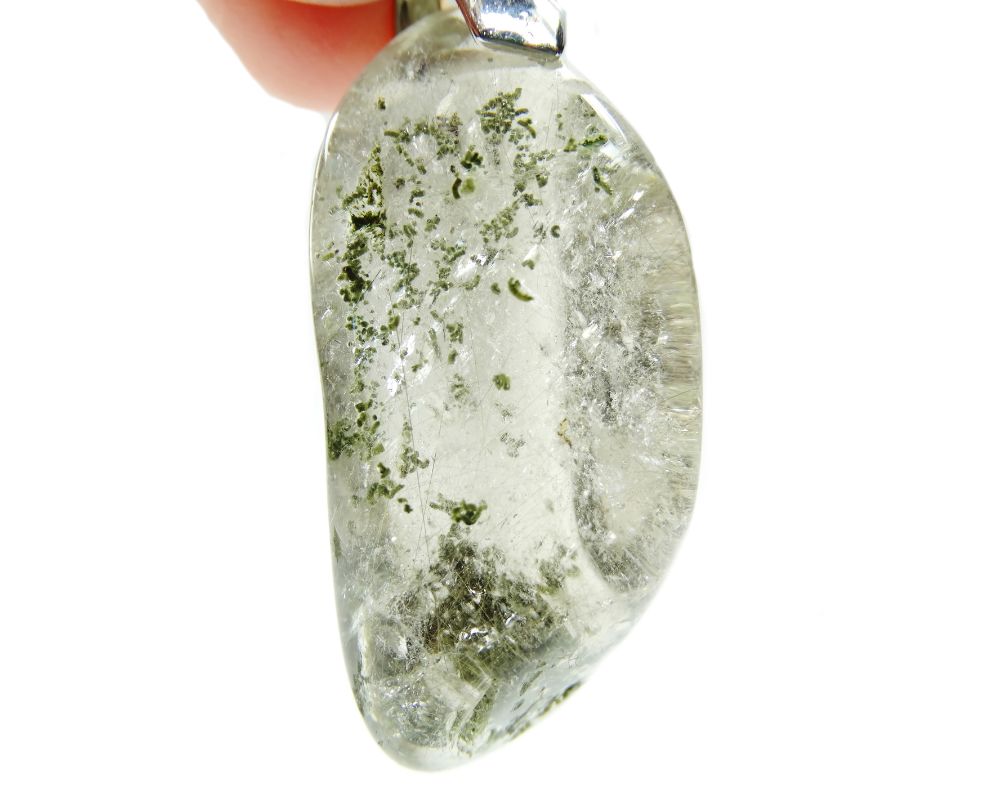 Pierre quartz chlorite brut — cristal transparent avec inclusions vertes fantômes et histoire minéralogique