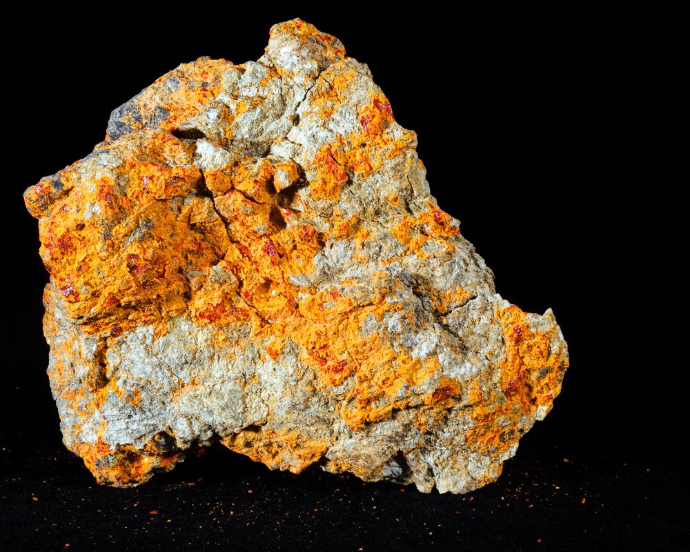 Cristaux de réalgar rouge-orangé vif - minéral sulfuré d'arsenic archétypique de transformation alchimique