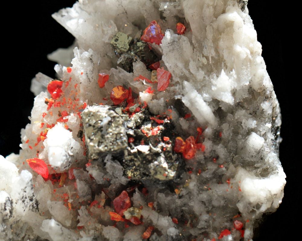Gisement de réalgar naturel en Chine - cristaux rouge-orangé formés par processus hydrothermal