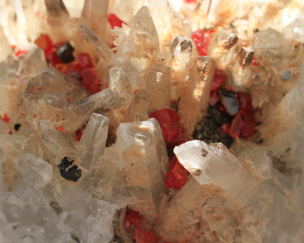 Réalgar cristal rouge-orangé - pierre d'enracinement énergétique et de transmutation alchimique