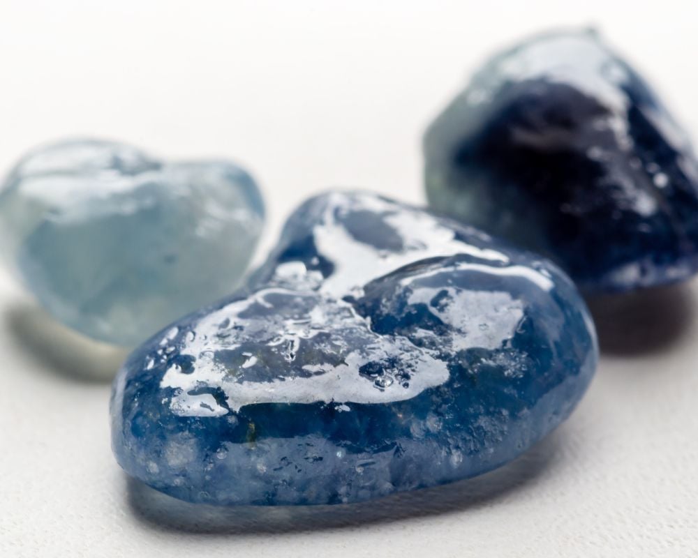 Saphir bleu clair : gisements de Sri Lanka, Madagascar, Myanmar et extraction minière