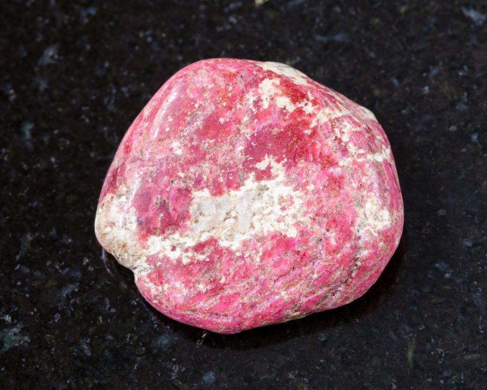 Pierre thulite rose vif brut — pierre nationale de Norvège depuis 2008, variété rare de zoïsite du groupe des silicates