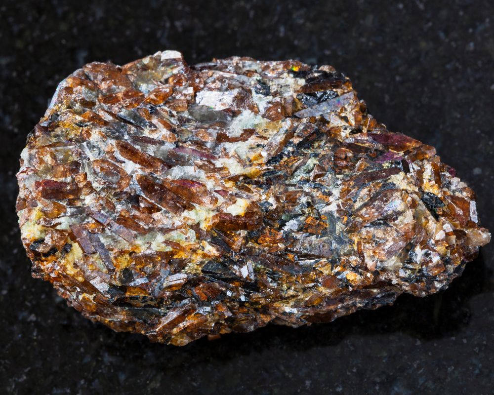 Cristaux de titanite verte du Tyrol autrichien - pierre titanite histoire