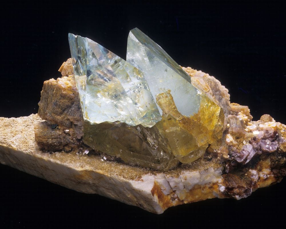 Géode de topaze blanche brute en cristaux parfaitement formés, originaire du Brésil, mère de tous les gisements mondiaux de qualité