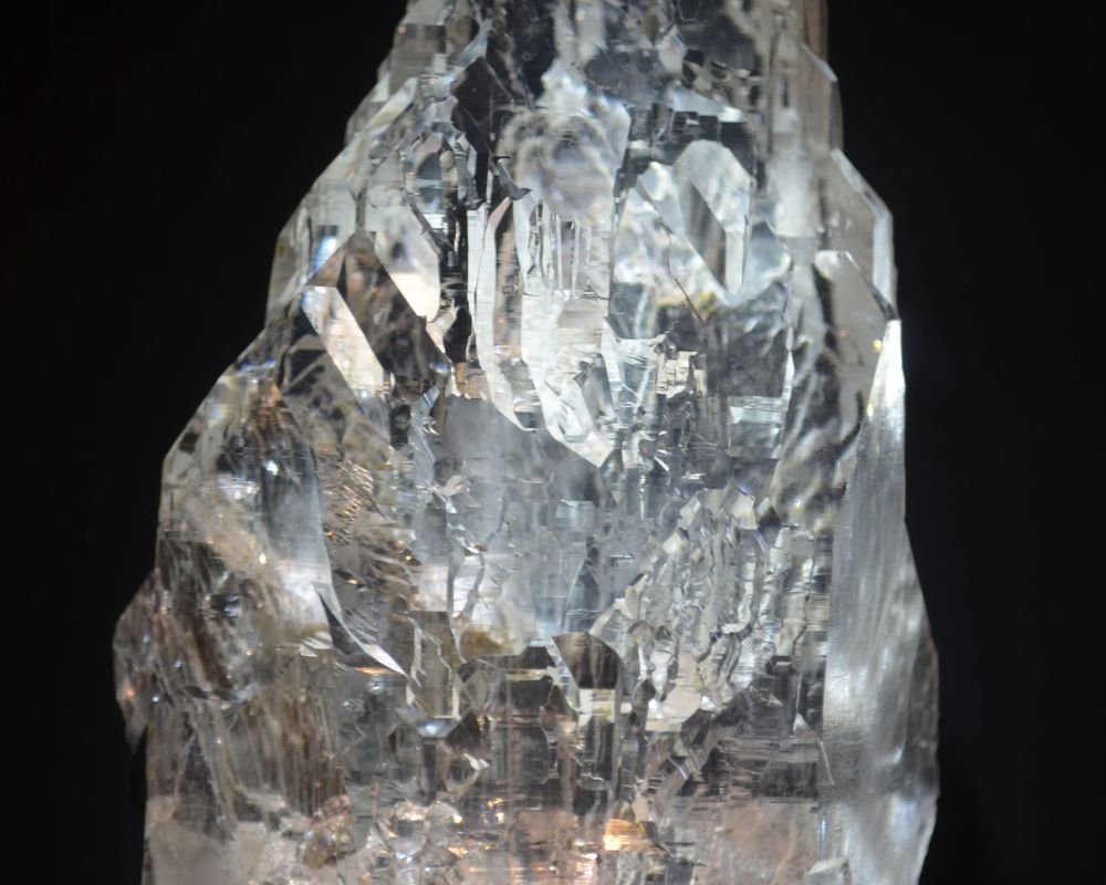 Topaze blanche polie — vertus lithothérapeutiques, clarté mentale et élévation spirituelle