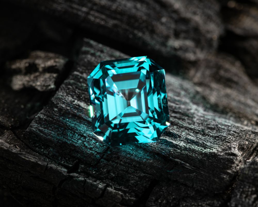 Tourmaline Paraíba brute histoire — minerai de cuivre du Brésil, mine de São José da Batalha, Paraíba, couleur électrique néon bleu-vert