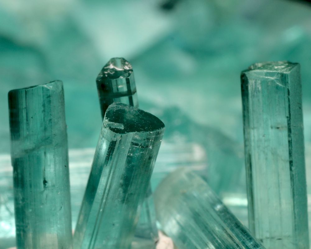 Tourmaline Paraíba origine — mines de São José da Batalha État Paraíba Brésil, gisements Mozambique Nigeria, cristaux bleu néon vert électrique