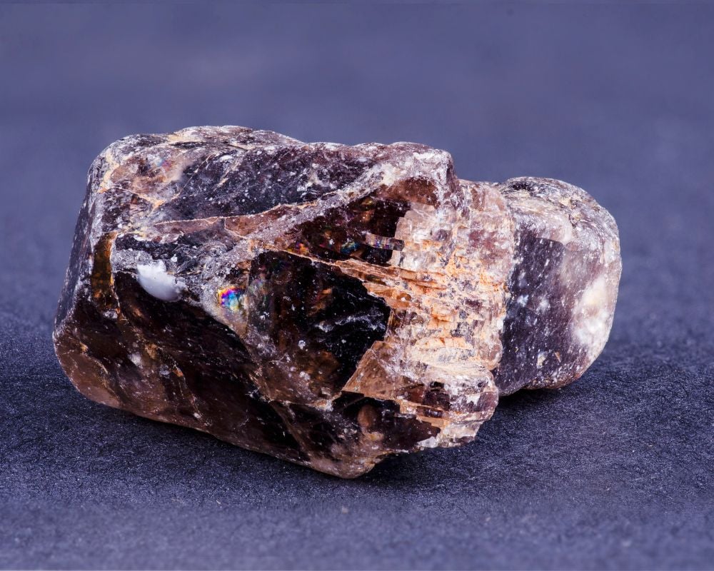 Zircon bleu : histoire géologique de 4,4 milliards d'années, cristal terrestre le plus ancien
