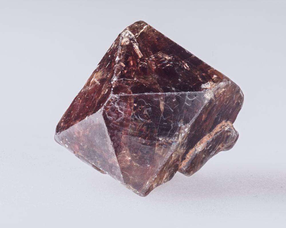 Zircon bleu du Cambodge : gisement de Ratanakiri, cristal brut avant traitement thermique