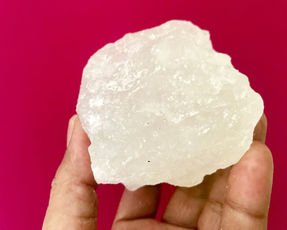 Cristaux d'alun de potassium naturel - origine volcanique et composition chimique KAl(SO₄)₂·12H₂O