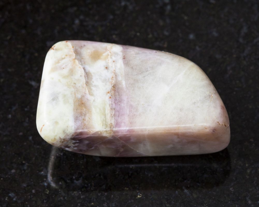 Cancrinite jaune citrine brut d'Afrique - histoire minéralogique depuis la Russie de Kola, découverte 1839