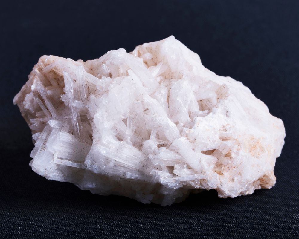 Cancrinite jaune poli - vertus créativité confiance en soi joie plexus solaire lithothérapie