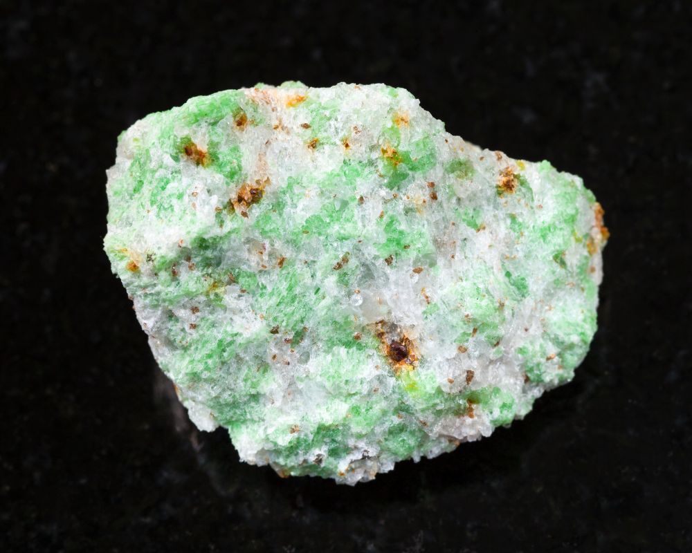 Édénite cristalline - amphibole calcio-sodique NaCa₂Mg₅(Si₇Al)O₂₂(OH)₂, structure cristalline monoclinique et composition minéralogique détaillée