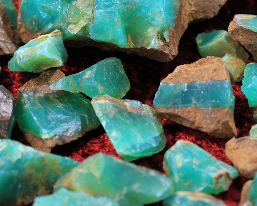 Pierre gem silica brute cristalline bleu-vert intense - histoire des mines d'Arizona et rareté gemmologique