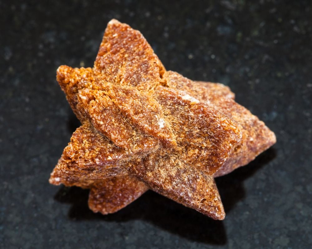 Cristal de glendonite en forme d'étoile, brun-gris, pseudomorphose d'ikäite — histoire géologique ancienne et transformation minérale