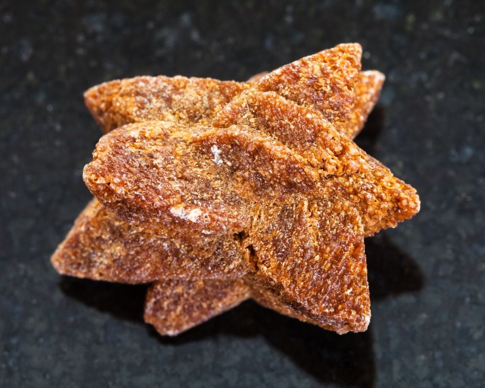 Gisements de glendonite en Russie (Kola) et Australie — formations géologiques anciennes, cristaux en étoile, carbonate de calcium archéen