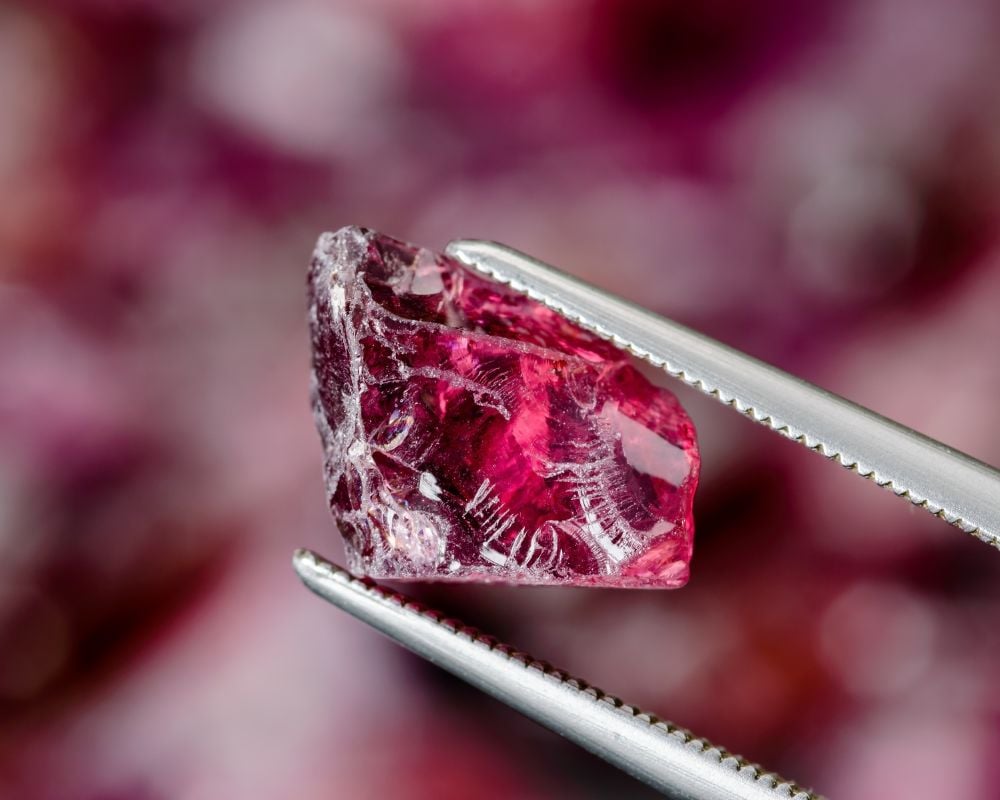 Grenat rhodolite rose framboise - histoire découverte Caroline du Nord et gisements africains