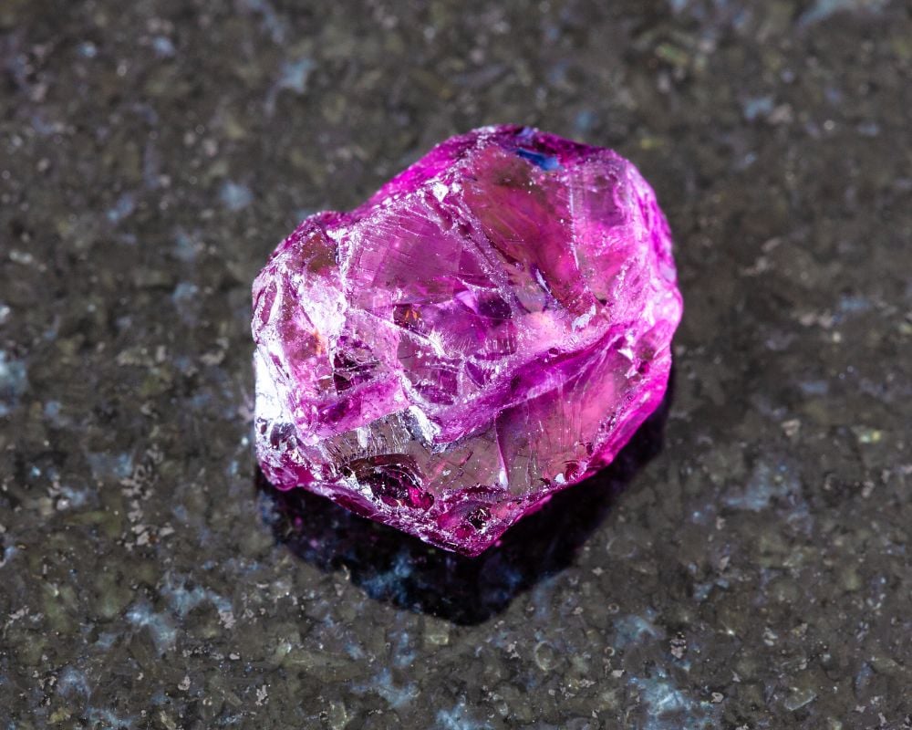 Grenat rhodolite brut - origine pyrope-almandin composition intermédiaire et gisements mondiaux