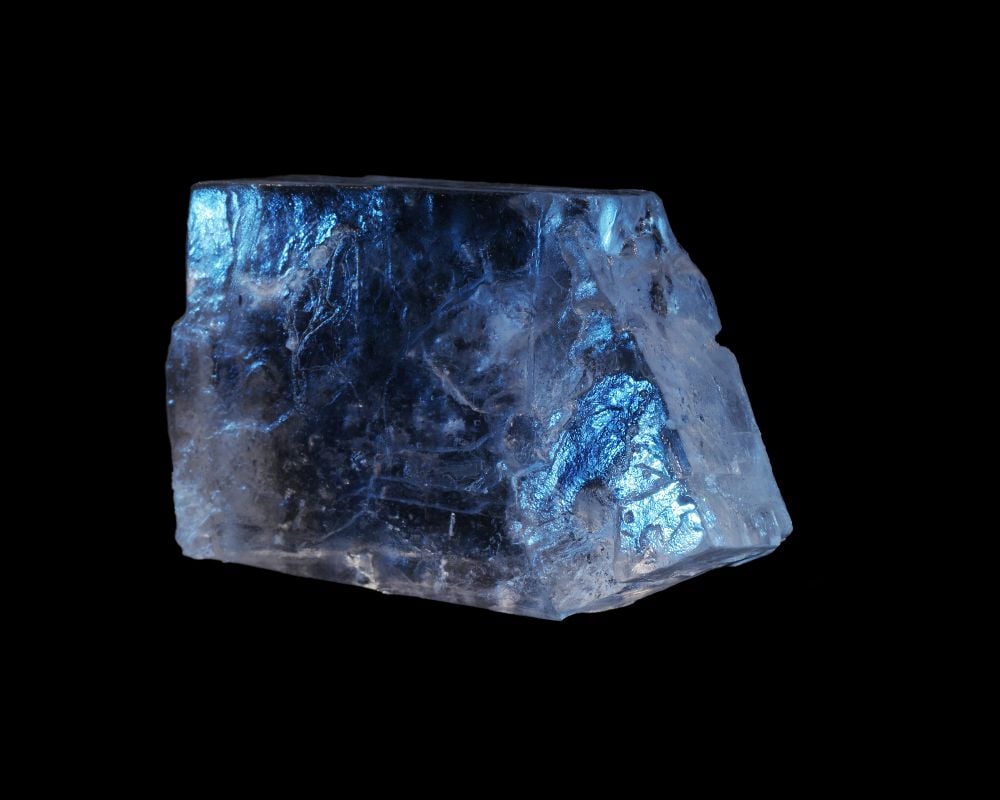 Cristaux de halite bleue du Permien - sel gemme bleu irradié naturellement depuis 250 millions d'années