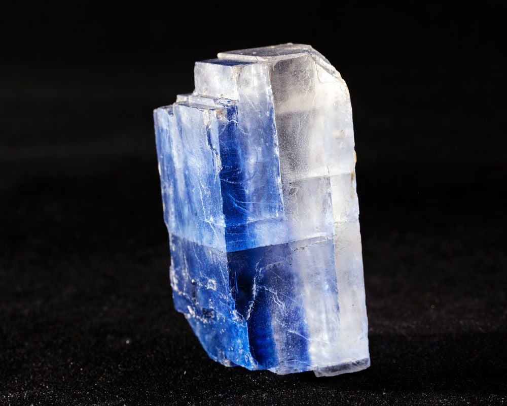 Halite bleue cristalline - pierre de communication gorge Vishuddha et troisième œil Ajna