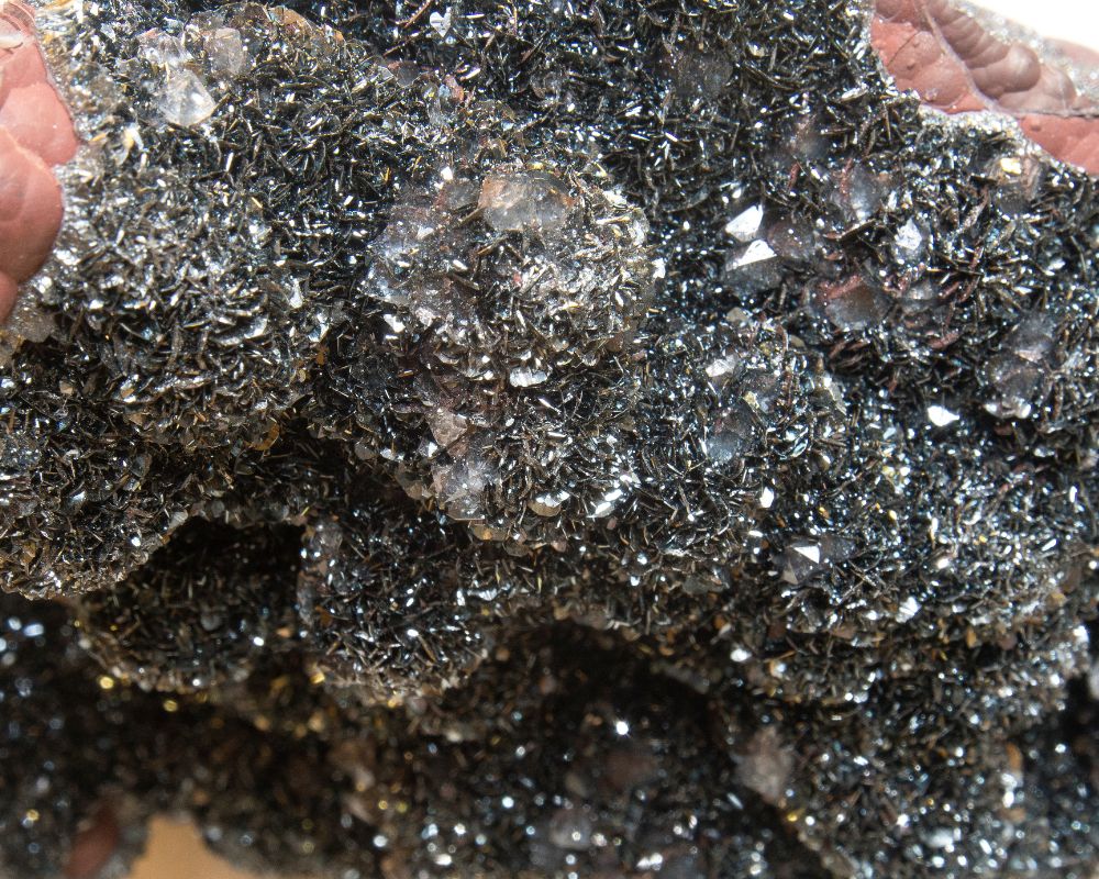 Hématite rutile polissée et brillante - vertus de confiance en soi, ancrage et transformation énergétique