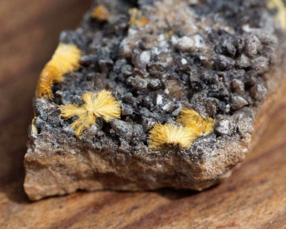 Pechblende de Jáchymov - éclat résineux noir - minéral radioactif uranium radium polonium - transformation spirituelle