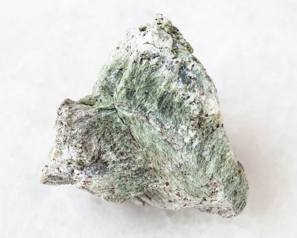 Histoire richterite : cristaux bleus et violets du Myanmar et de Suède