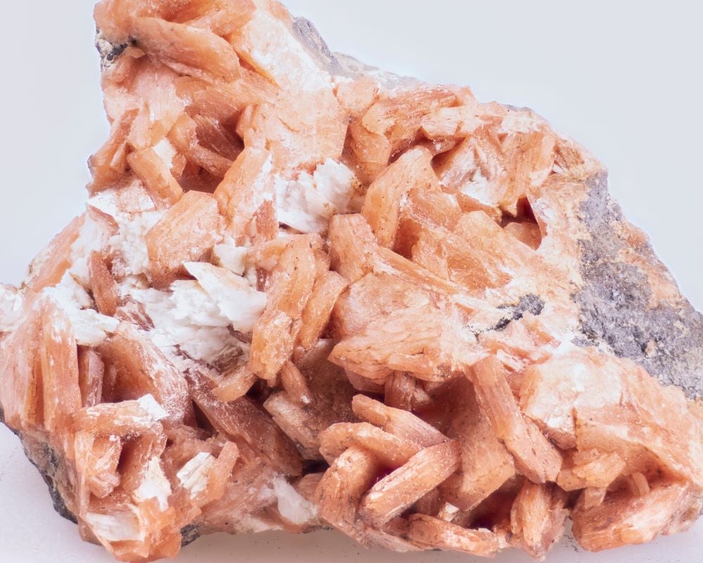 Histoire de la stellerite : cristaux blancs translucides de zéolite calcique orthorhombique découverts en 1909
