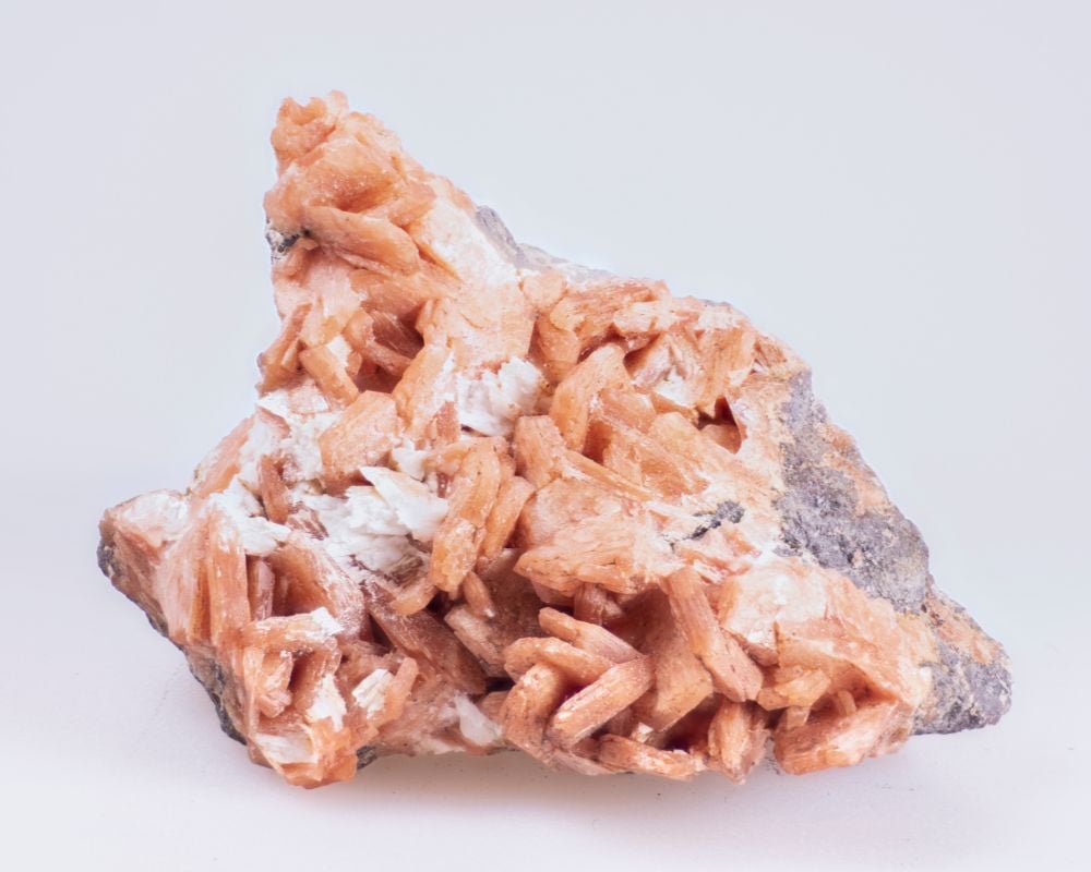 Gisements de stellerite : cristaux roses et blancs des basaltes du Deccan en Inde Maharashtra
