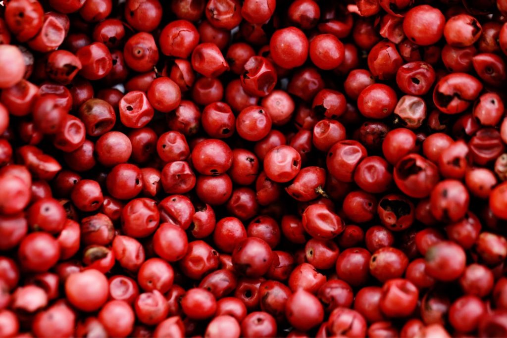 huile-essentielle-baies-roses-caracteristiques