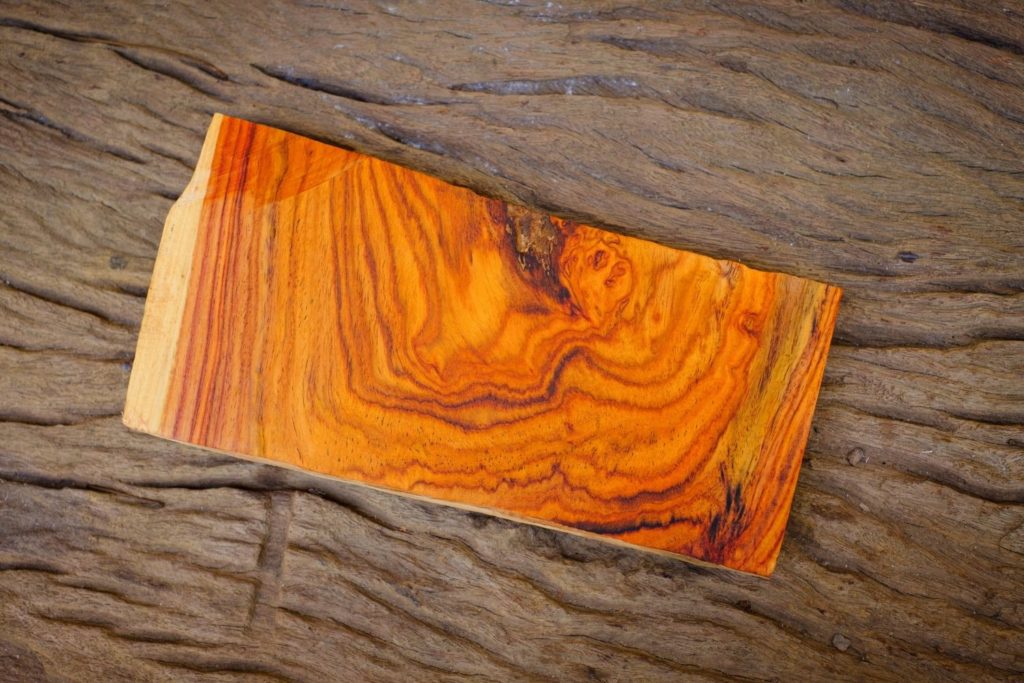 huile-essentielle-bois-de-siam-caracteristiques