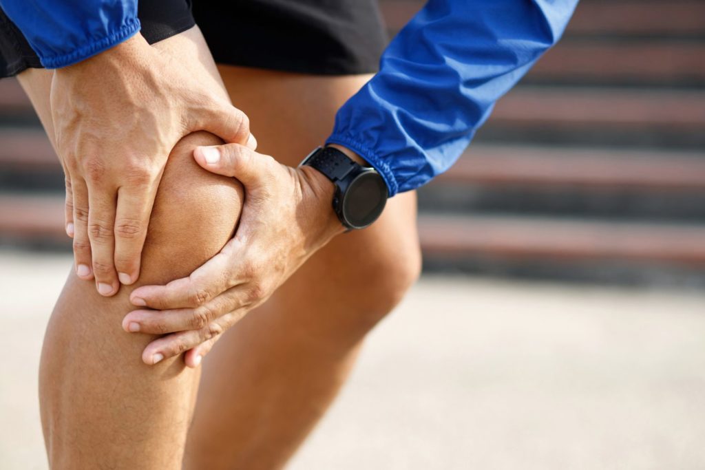 remede-douleur-au-genou-causes