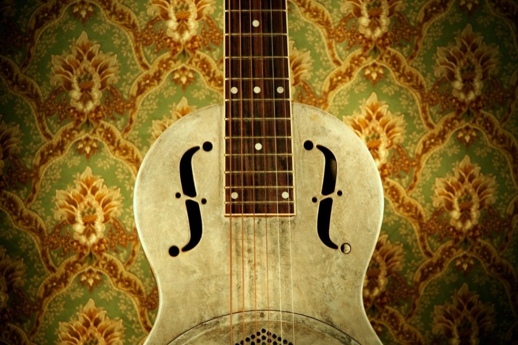instrument-Guitare-resonateur-electrifiee-apprendre