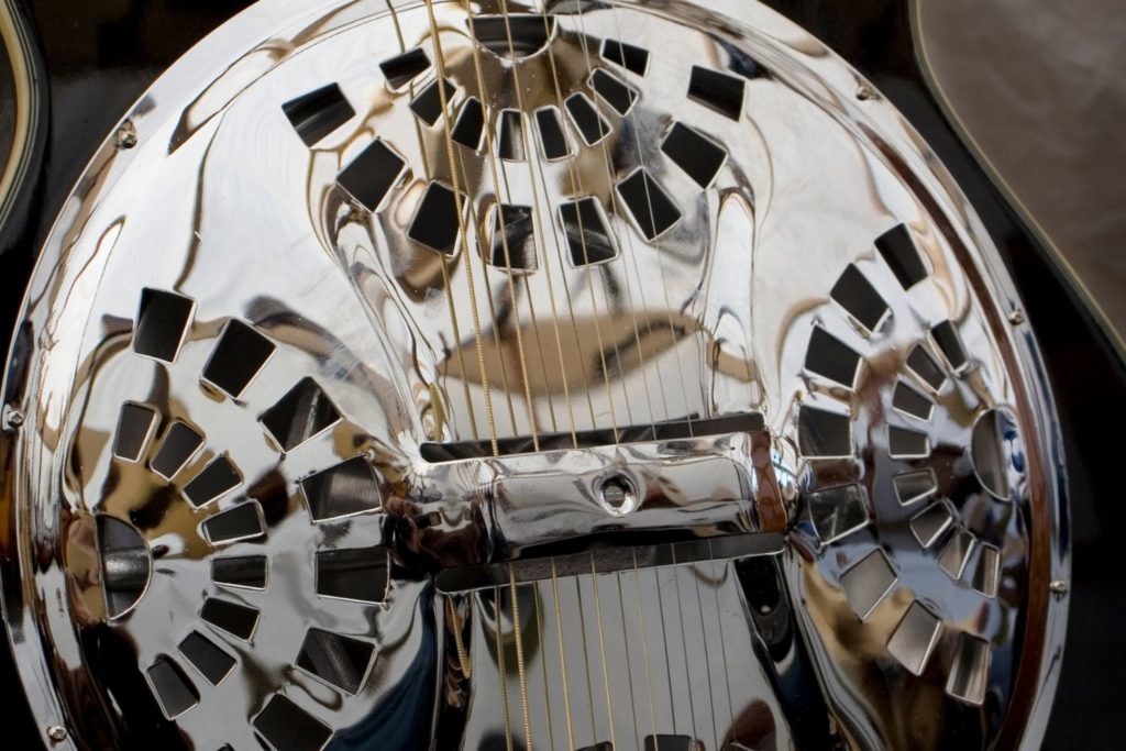 instrument-Guitare-resonateur-electrifiee-description