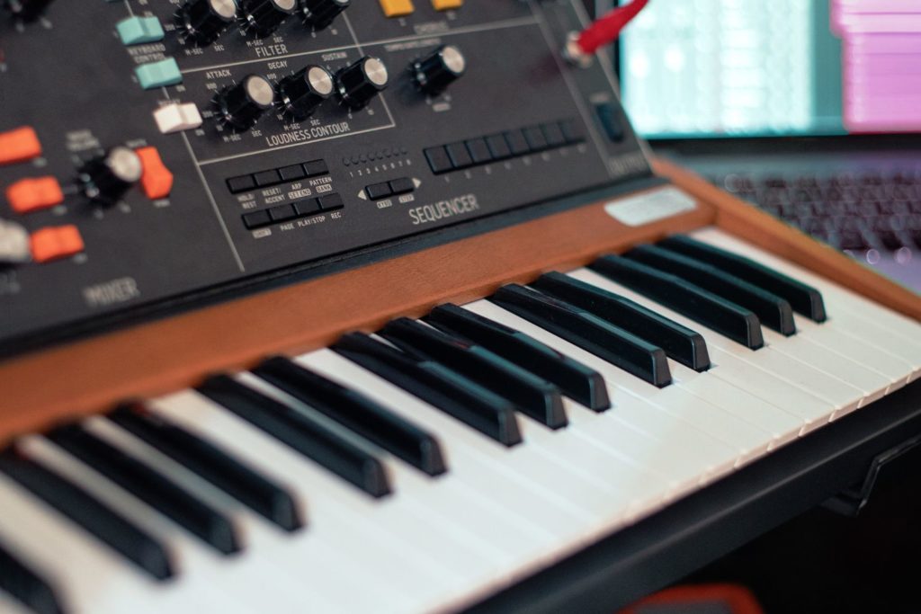 instrument-Synthetiseur-hybride-apprendre