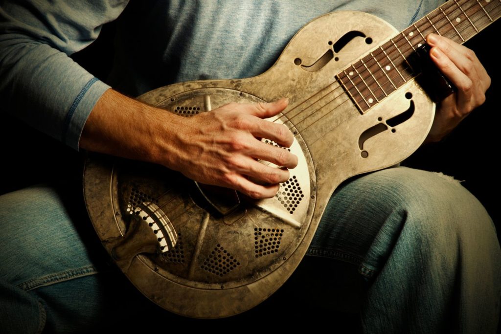 instrument-Guitare-electrique-resonateur-apprendre