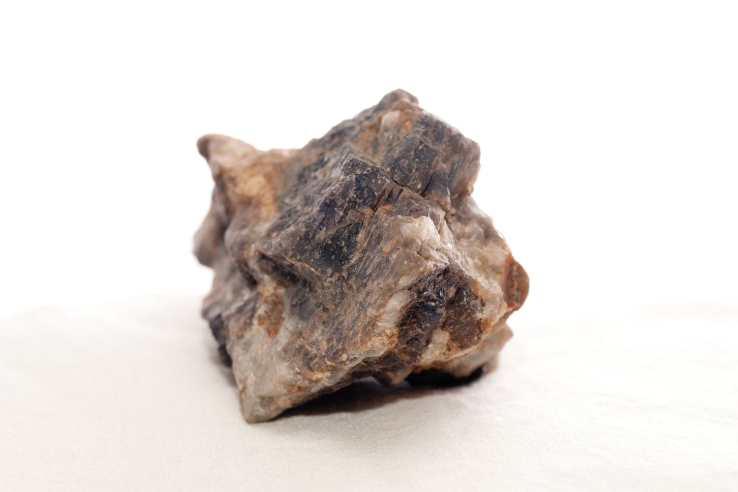 Structure cristalline tétragonale de la scapolite et composition chimique marialite-meïonite