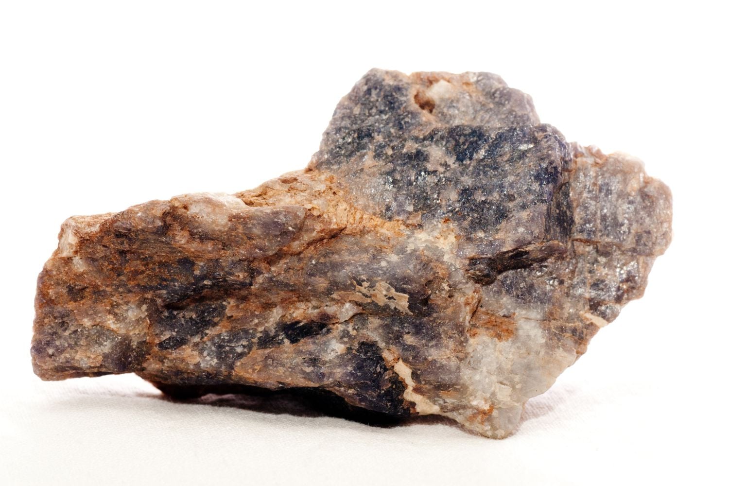 Cristaux bruts de scapolite jaune doré et violet améthyste provenant de Myanmar et Tanzanie