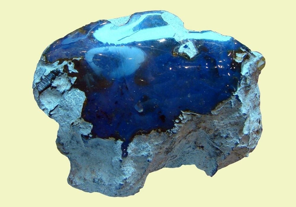 Ambre Bleue fluorescence intense sous lumière ultraviolette, vertus de clairvoyance et communication