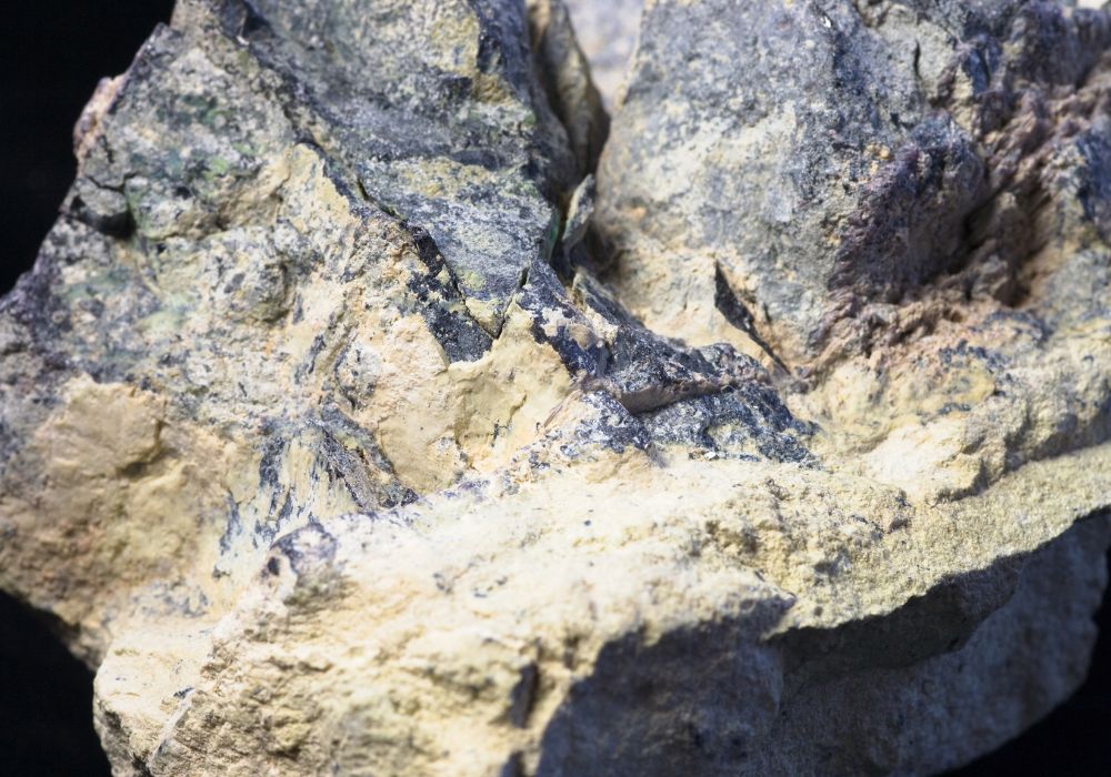 Chromite naturelle - composition FeCr₂O₄ et structure cristalline cubique